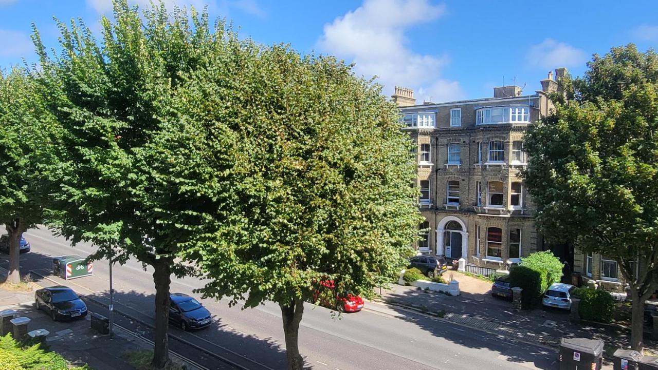 16 Big Comfy - Great Location - Free Onsite Parking - Comfy Bed Apartment *