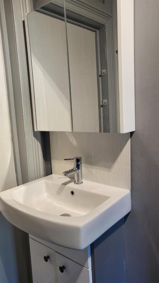 Apartment 16 Big Comfy - Great Location - Free Onsite Parking - Comfy Bed
