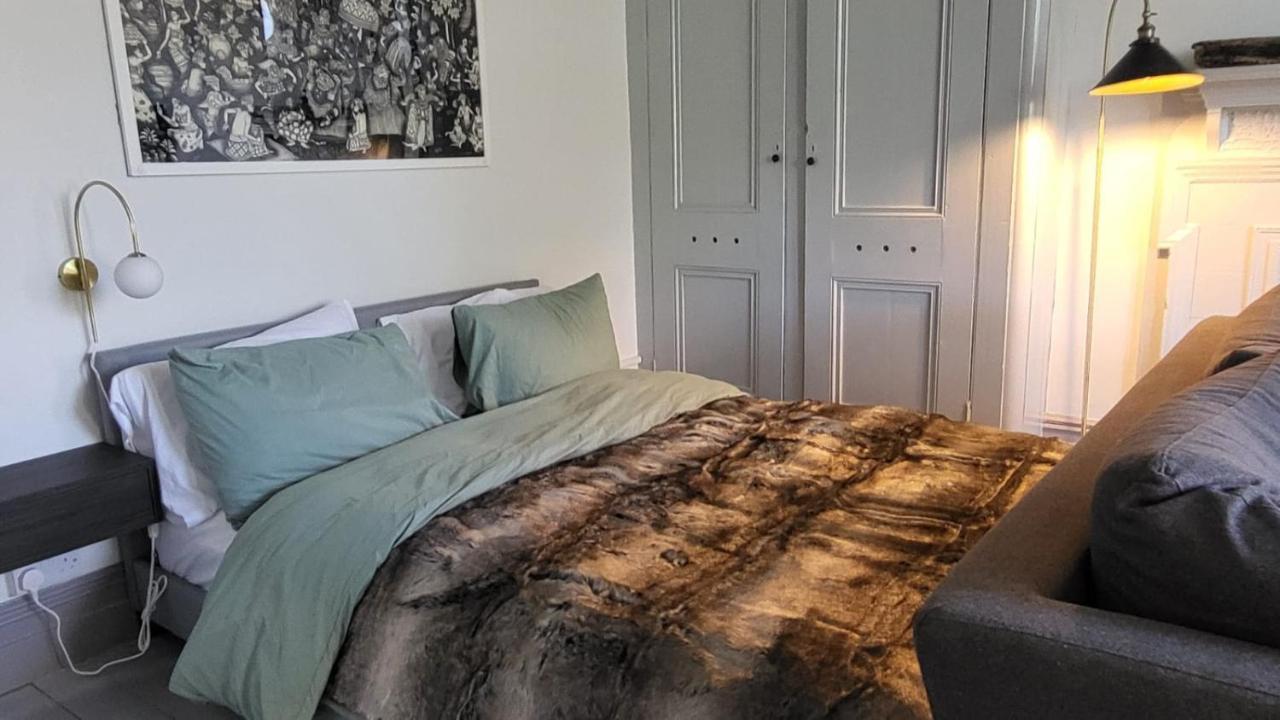 Apartment 16 Big Comfy - Great Location - Free Onsite Parking - Comfy Bed Brighton