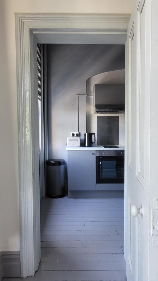 Apartment 16 Big Comfy - Great Location - Free Onsite Parking - Comfy Bed *