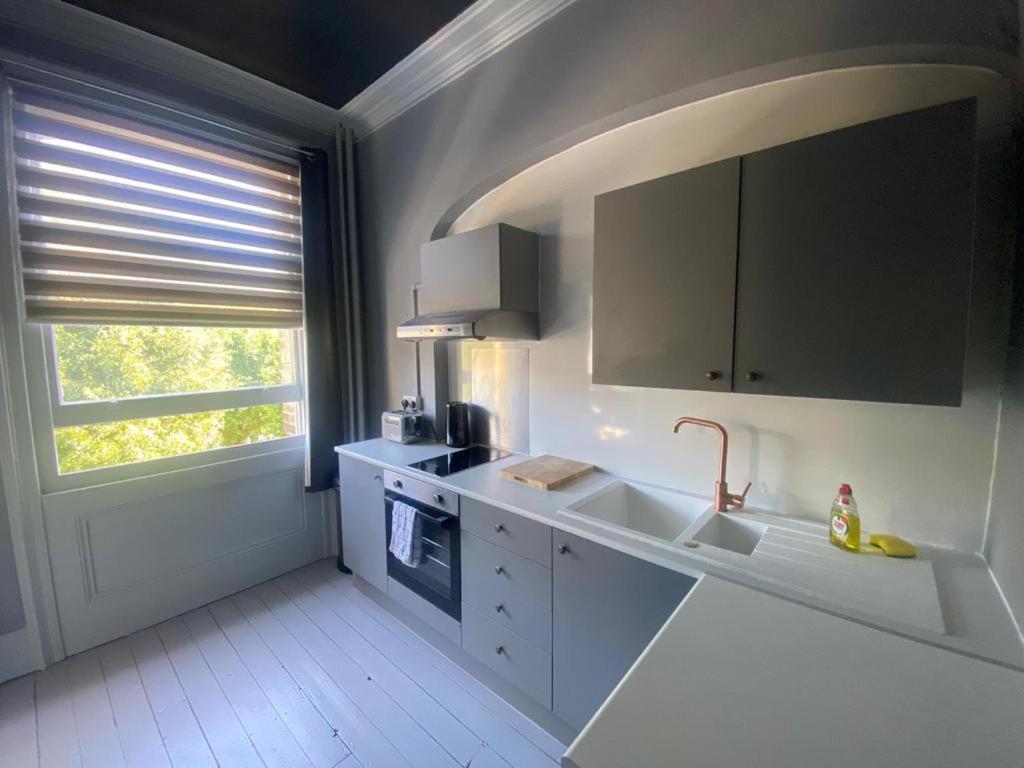 Apartment 16 Big Comfy - Great Location - Free Onsite Parking - Comfy Bed Brighton