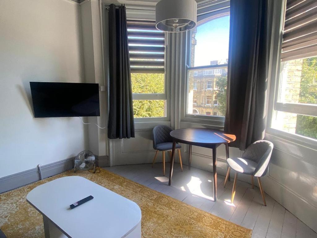 16 Big Comfy - Great Location - Free Onsite Parking - Comfy Bed Apartment *