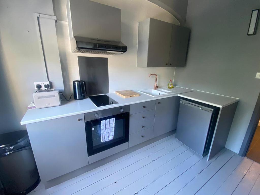 Apartment 16 Big Comfy - Great Location - Free Onsite Parking - Comfy Bed *
