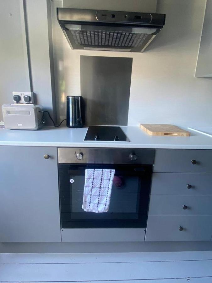 Apartment 16 Big Comfy - Great Location - Free Onsite Parking - Comfy Bed