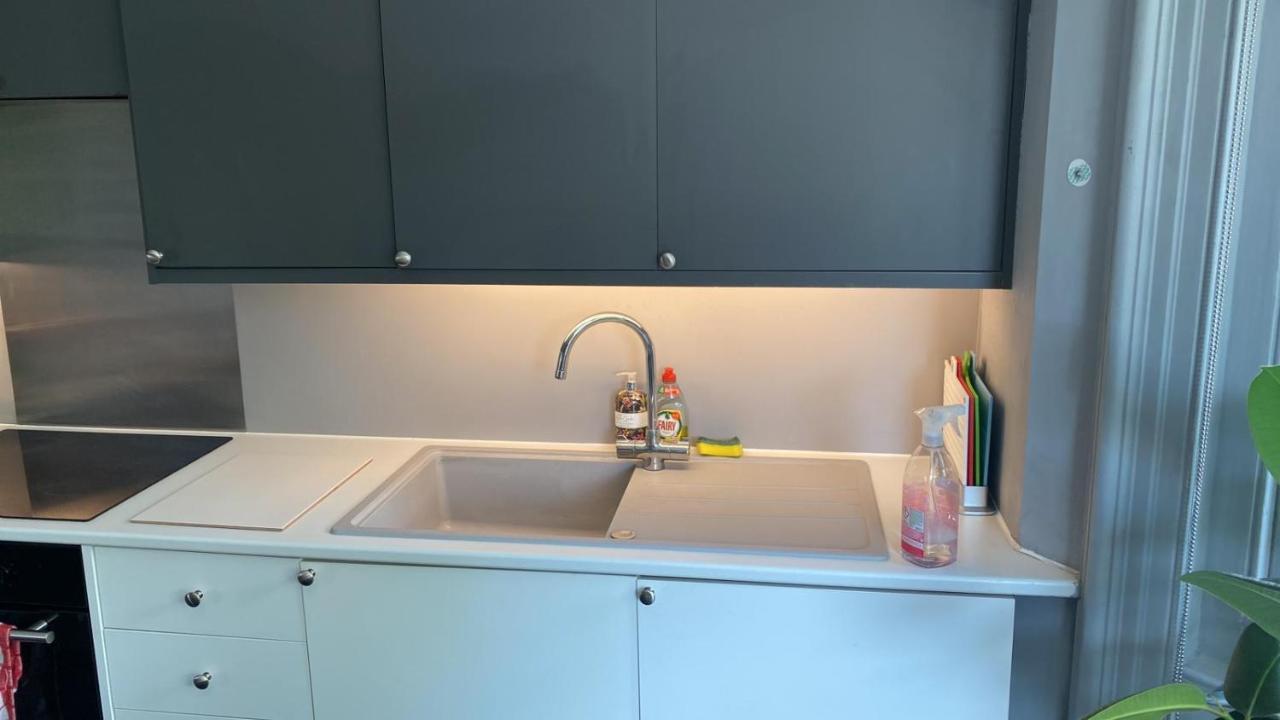 16 Big Comfy - Great Location - Free Onsite Parking - Comfy Bed *