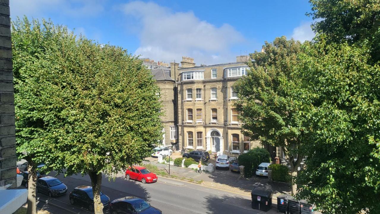 16 Big Comfy - Great Location - Free Onsite Parking - Comfy Bed Apartment *