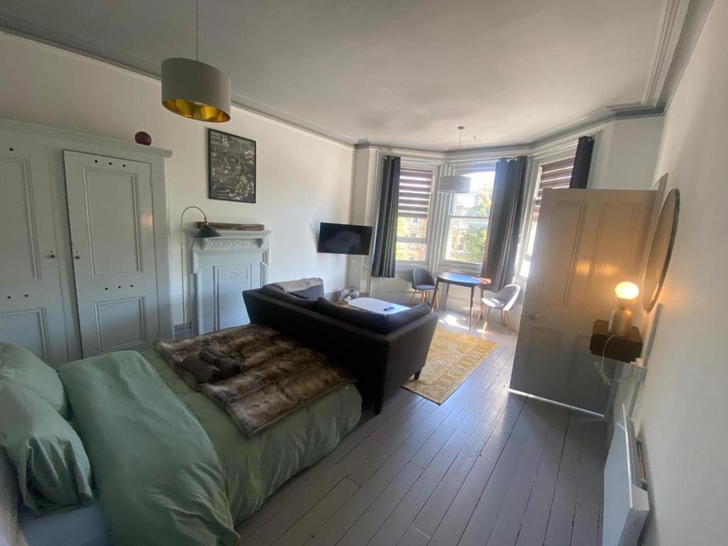 16 Big Comfy - Great Location - Free Onsite Parking - Comfy Bed *